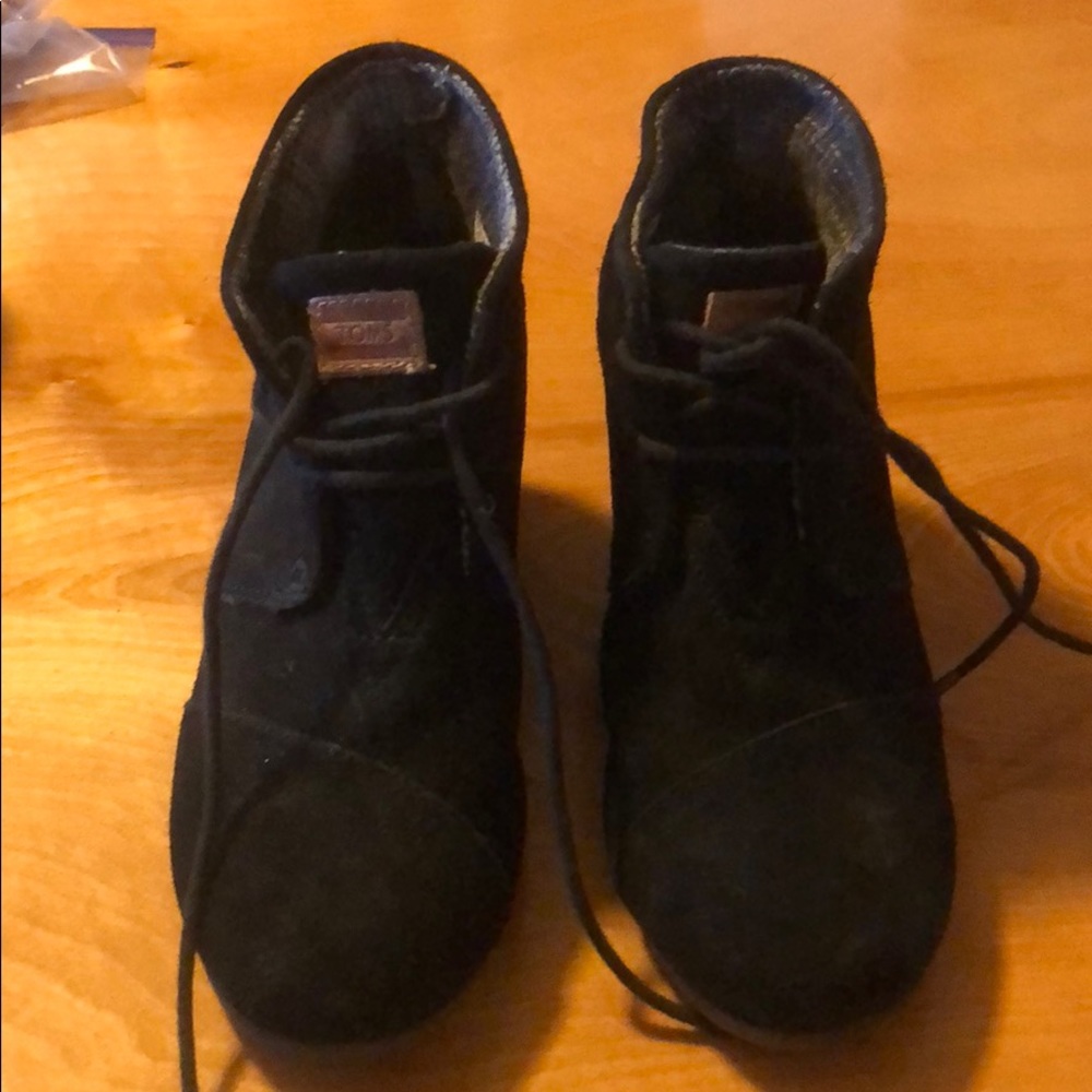 Black suede toms
